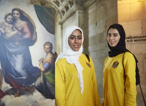 Almeera Almarzooqi und Aisha AlZarooni (v.l.) in der Gemäldegalerie Alte Meister. Foto: Sandra Schuck/Goethe-Institut. 