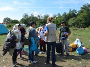 Kathrin Damm im Gespräch mit Flüchtlingen in Presevo. Foto: arche noVa