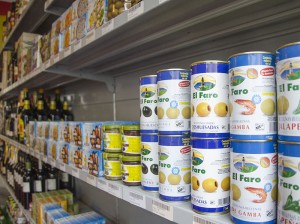 Ob gefüllt mit Shrimps, Jalapenos, Mandeln oder pur: Die Oliven im MercaSito sind immer erste Ware, verspricht der Ladeninhaber. Foto: M. Arndt