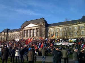 Die Demonstrationen am Sonnabend verliefen weitestgehend ruhig. Am Königsufer hielt Pegida eine Kundgebung ab. Foto: S. Burghardt