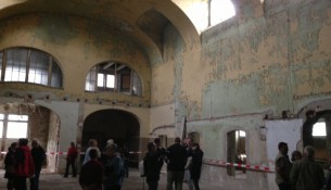 In der Bahnhofshalle sind die alten Einbauten schon entfernt - hier soll die Markthalle ihren Platz haben.