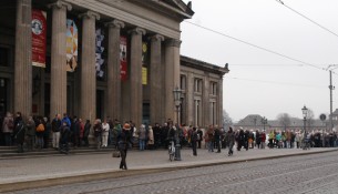 Lange Warteschlange beim Ticketverkauf der Semperoper
