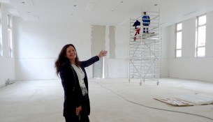 Dagmar Mager, Leiterin des IBB Dresden, in der neuen Turnhalle.
