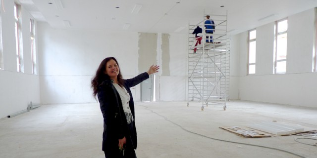 Dagmar Mager, Leiterin des IBB Dresden, in der neuen Turnhalle.