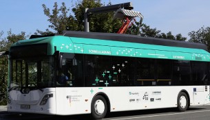 Elektrobus beim Aufladen