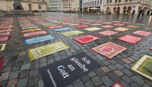 Gebetsteppiche gegen Pegida